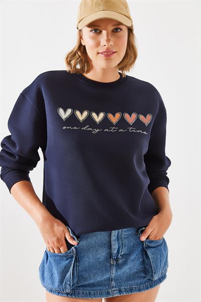 Kadın Üç İplik Şardonlu Renkli Kalp Baskılı Sweatshirt MBHS007 60601007 - Lacivert