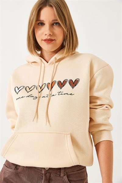 Kadın Üç İplik Şardonlu Renkli Kalp Baskılı Kapşonlu Sweatshirt MBHS025 60601025 - Bej