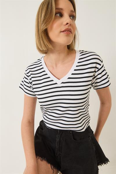 Kadın V Yaka Çizgili Rahat Kalıp Basic T-Shirt 60283205 - Siyah-Beyaz