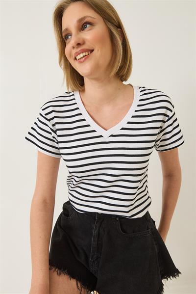 Kadın V Yaka Çizgili Rahat Kalıp Basic T-Shirt 60283205 - Siyah-Beyaz