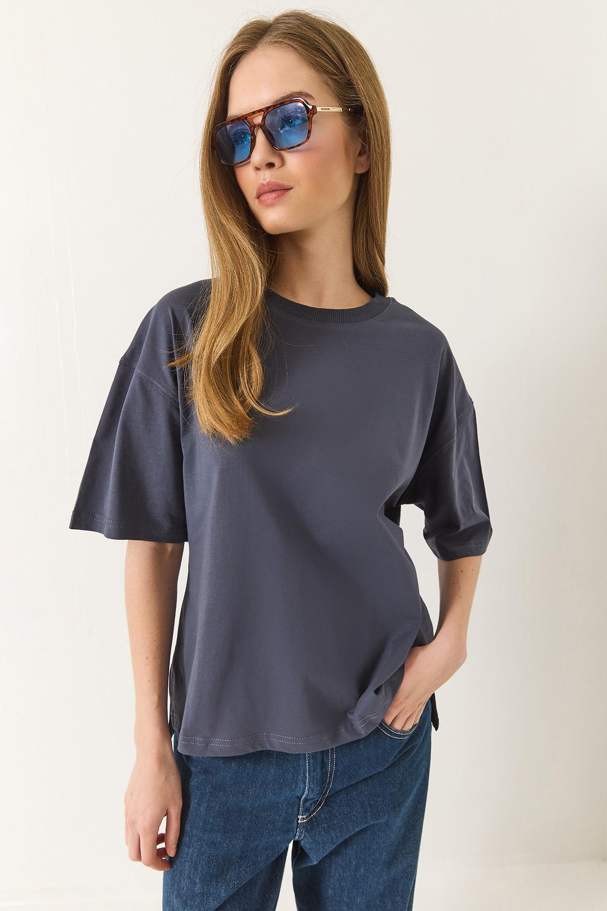 Kadın %100 Organik Pamuk Relaxed Fit Yırtmaçlı Yuvarlak Yakalı T-Shirt 60602047 - Antrasit · 3