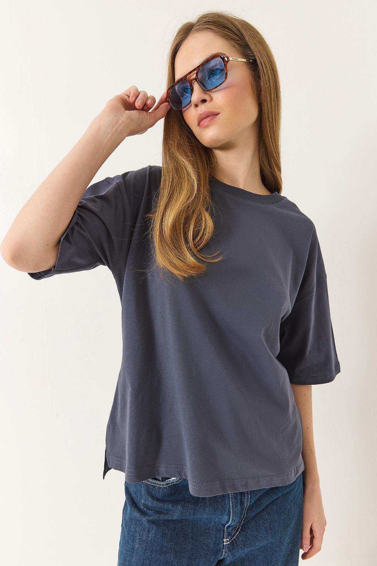 Kadın %100 Organik Pamuk Relaxed Fit Yırtmaçlı Yuvarlak Yakalı T-Shirt 60602047 - Antrasit · 4