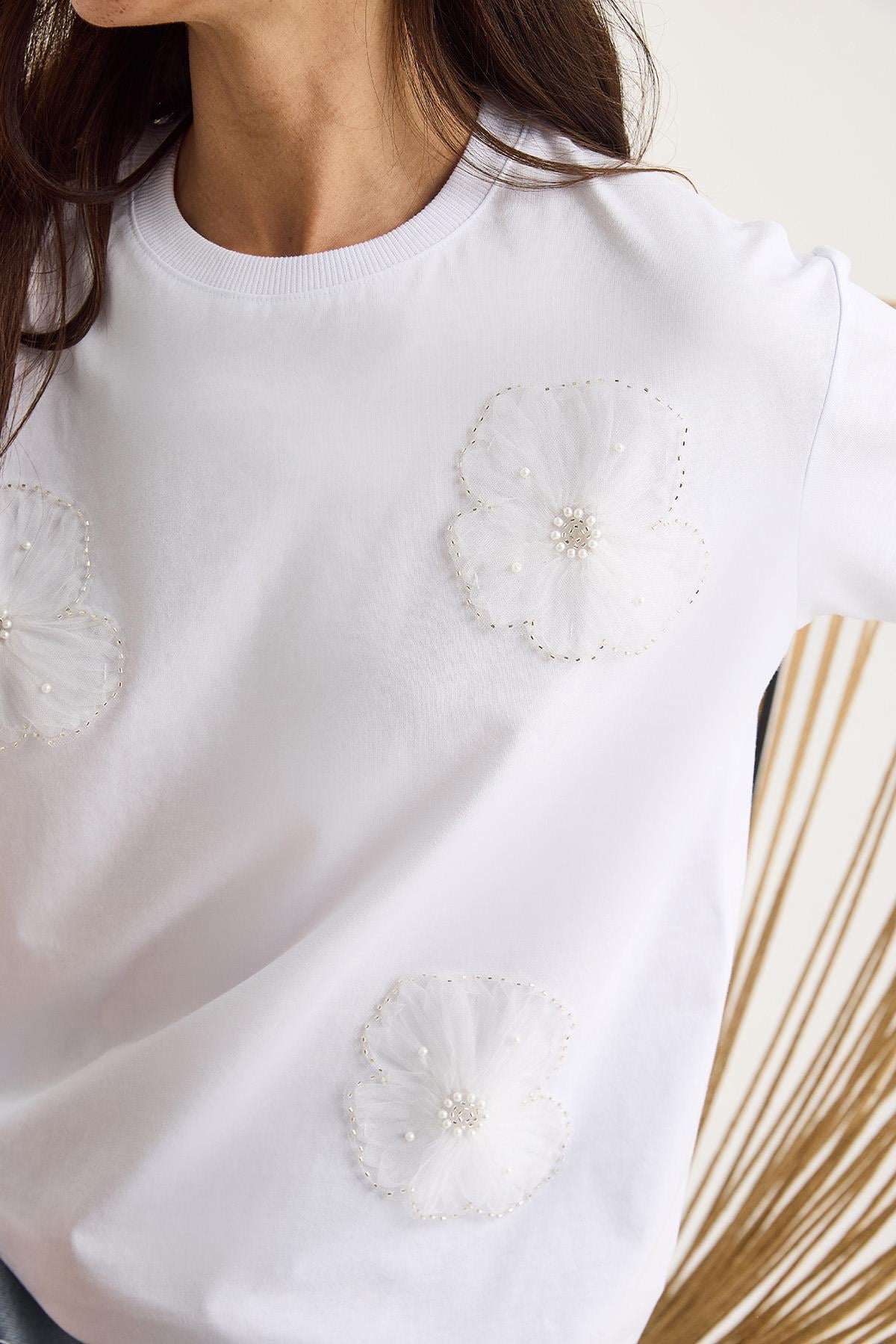 Bisiklet Yaka Çiçek Aksesuarlı Kısa Kollu T-Shirt 60602060 - Beyaz · 4