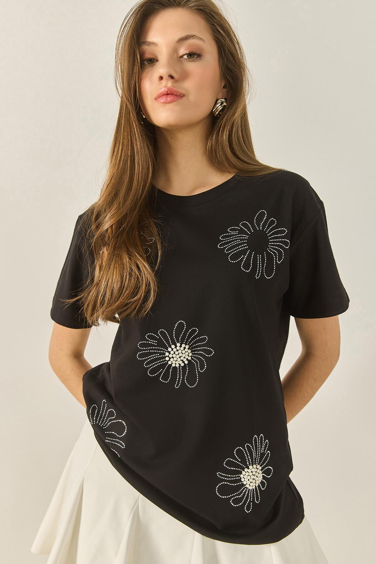 Kadın Çiçek Motifli Taş Boncuk İşlemeli Normal Kalıp Pamuklu T-Shirt 8128 60283300 - Siyah · 4