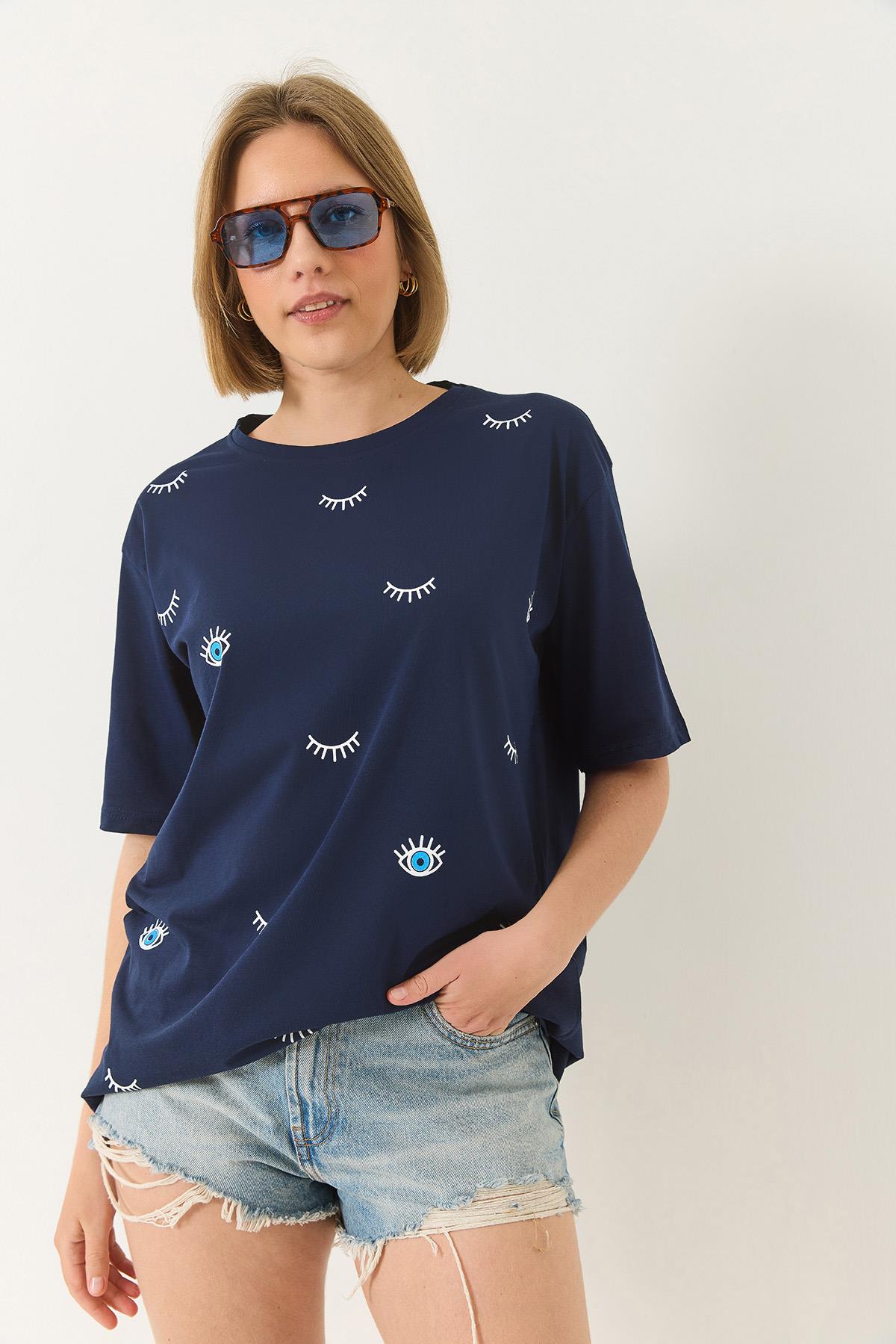 Kadın Göz Baskılı Kısa Kollu Pamuklu Oversize T-Shirt 60283184 - Lacivert · 3