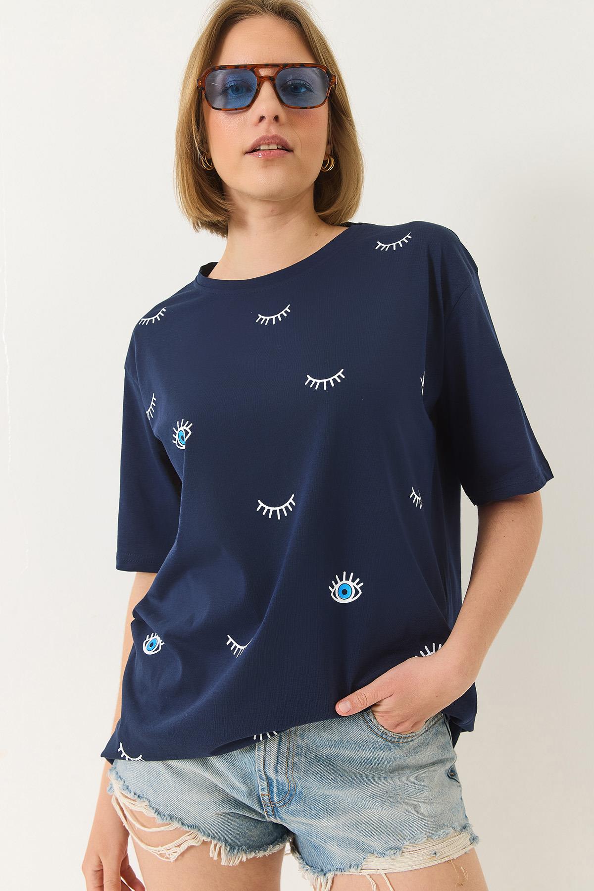 Kadın Göz Baskılı Kısa Kollu Pamuklu Oversize T-Shirt 60283184 - Lacivert · 4