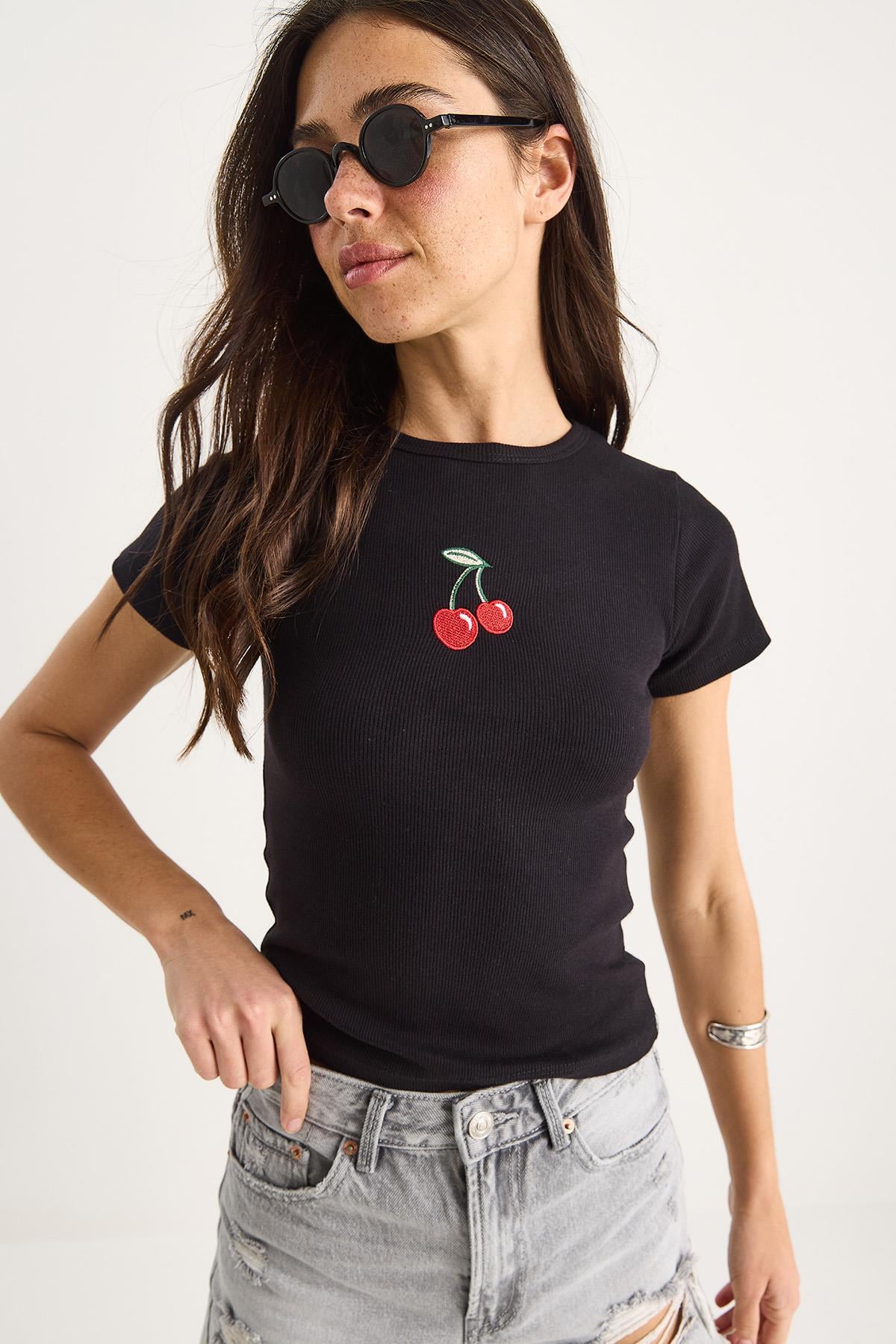 Kadın Kiraz Nakışlı Fitilli Basic Crop T-Shirt 4053 60283400 - Siyah · 5