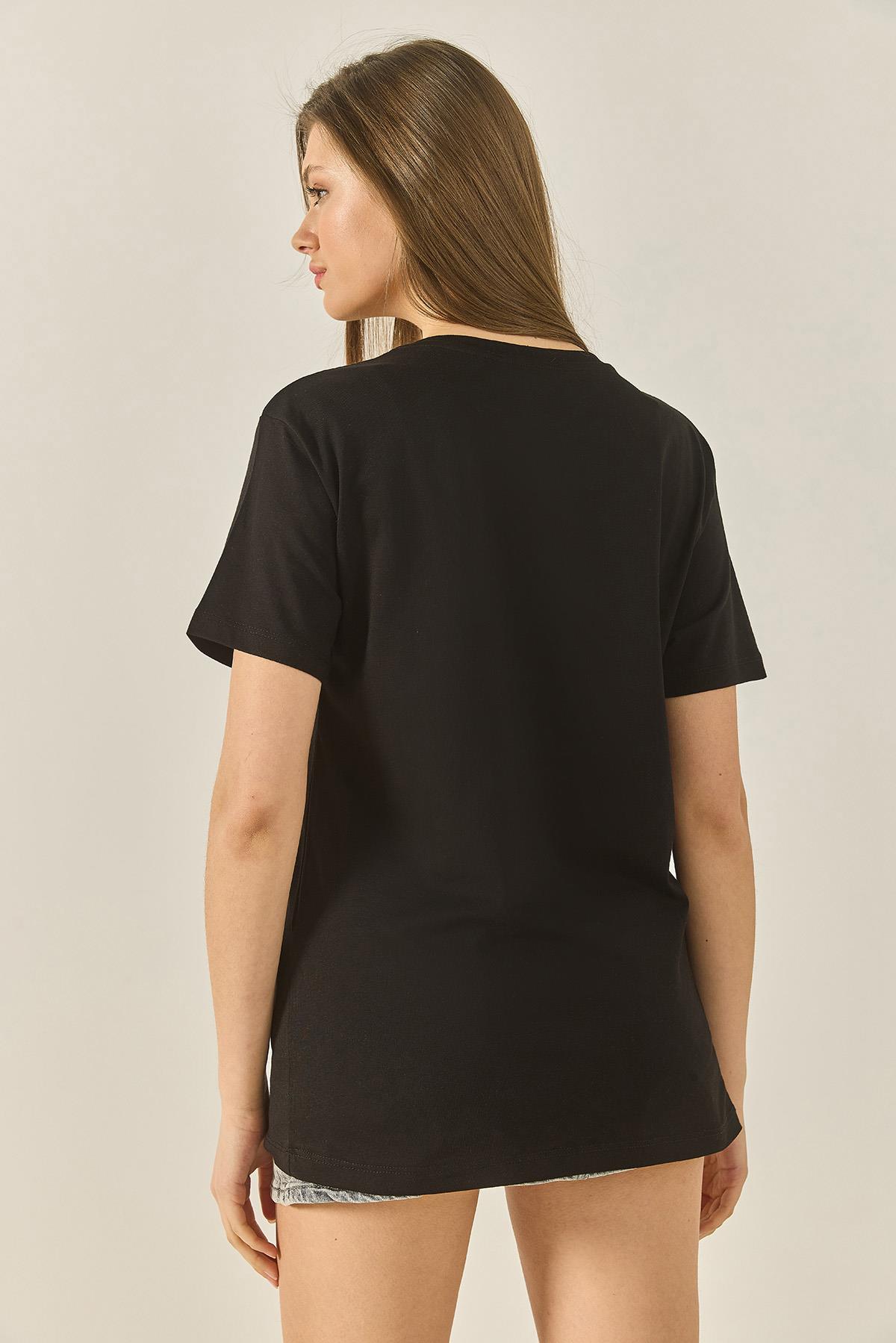 Kadın Kalp Baskılı Boncuk İşlemeli Normal Kalıp Pamuklu T-Shirt 8106 60283301 - Siyah · 6