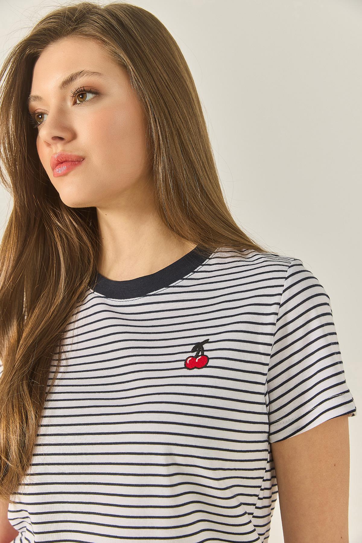 Kadın Kiraz Nakışlı Çizgili Pamuklu Basic T-Shirt 10415 60283305 - Lacivert-Beyaz · 6