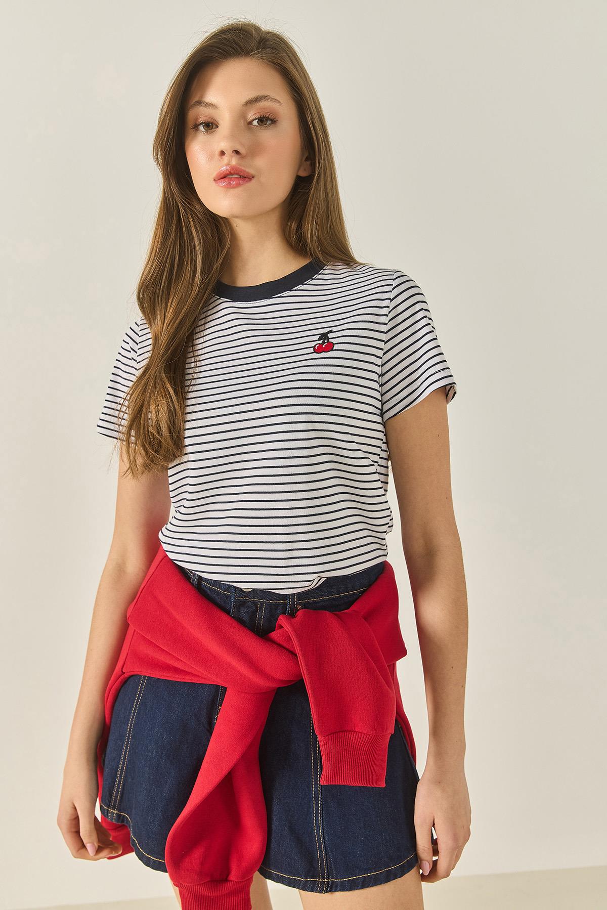Kadın Kiraz Nakışlı Çizgili Pamuklu Basic T-Shirt 10415 60283305 - Lacivert-Beyaz · 3