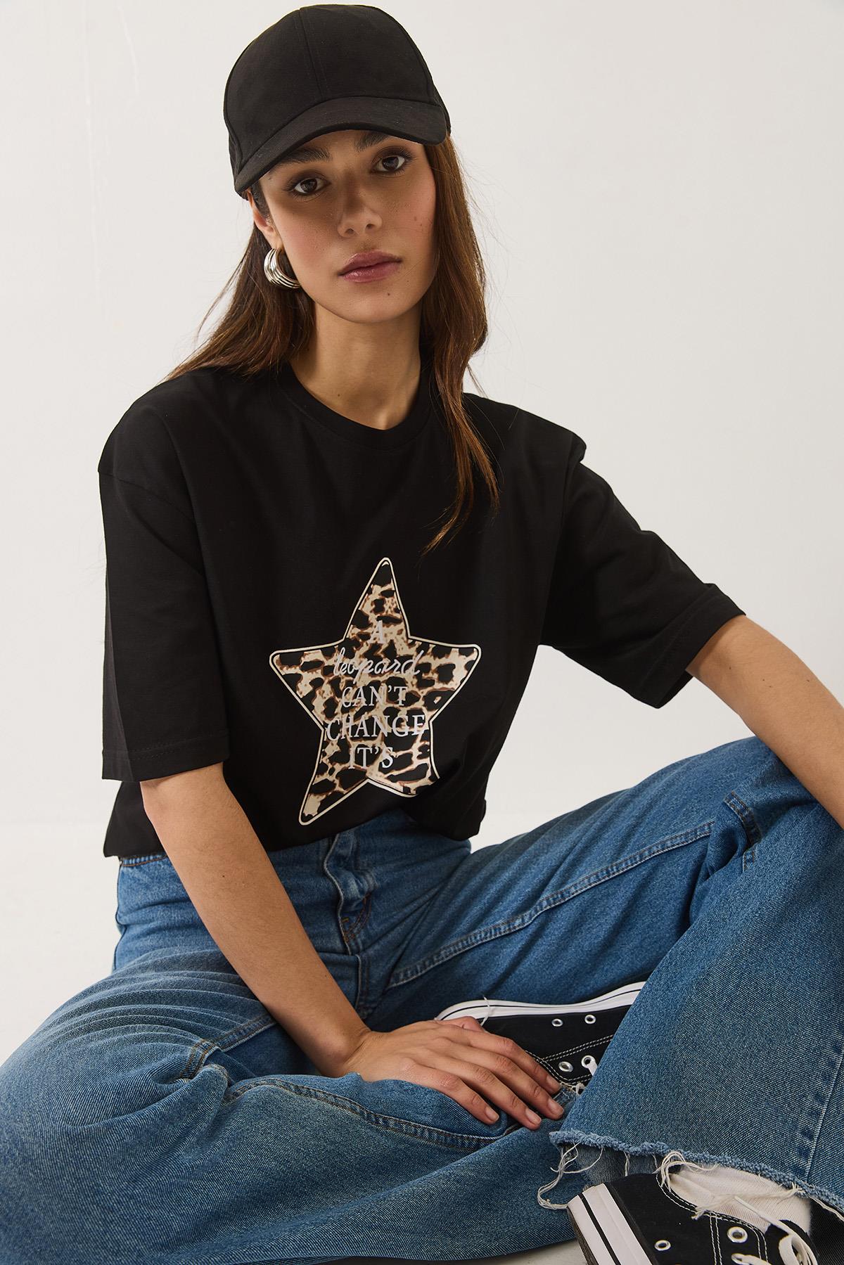 Kadın Leoparlı Yıldız Baskılı Bisiklet Yaka Kısa Kollu Oversize T-Shırt 0268 60283156 - Siyah · 2