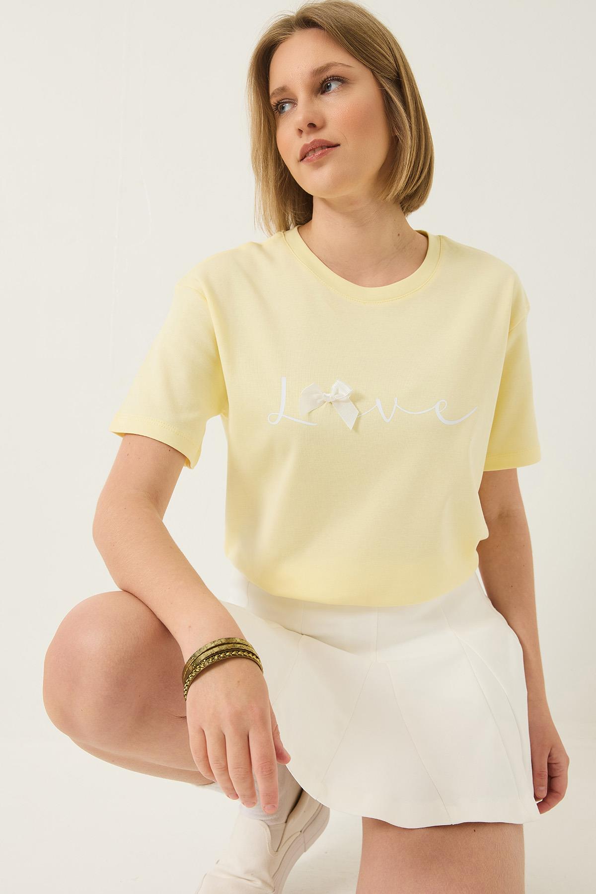 Kadın Love Baskılı Kurdele Detaylı Normal Kalıp Pamuklu T-Shirt 60283208 - Tereyağ · 2