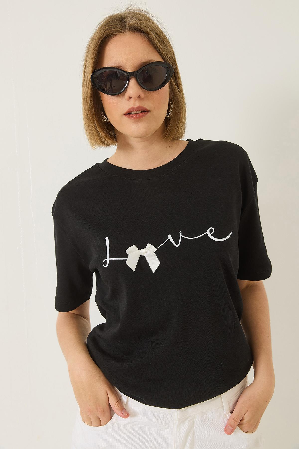 Kadın Love Baskılı Kurdele Detaylı Normal Kalıp Pamuklu T-Shirt 60283208 - Siyah · 2