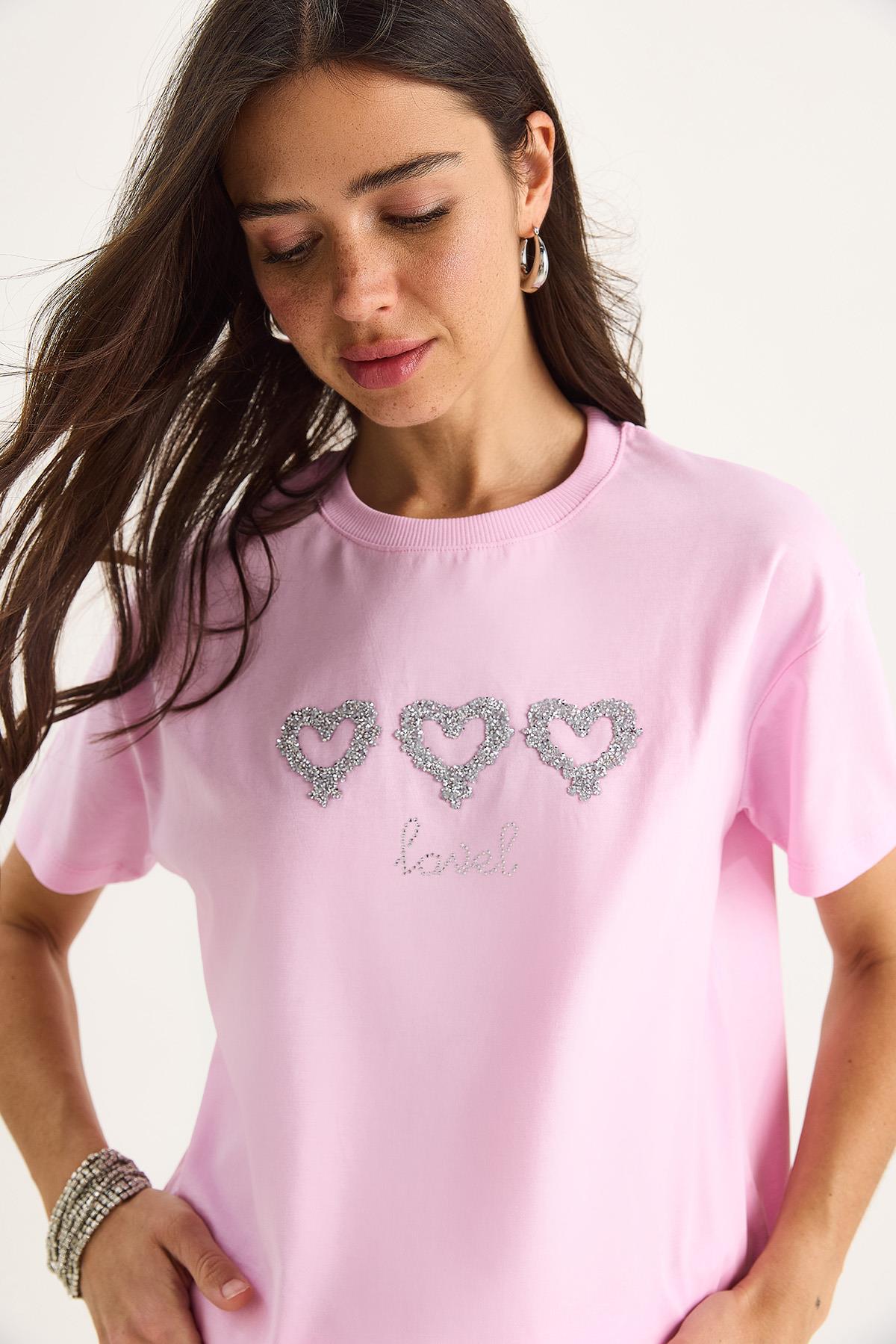Kadın Taşlı Kalp Aksesuarlı Normal Kalıp Pamuklu T-Shirt 60602069 - Şeker Pembe