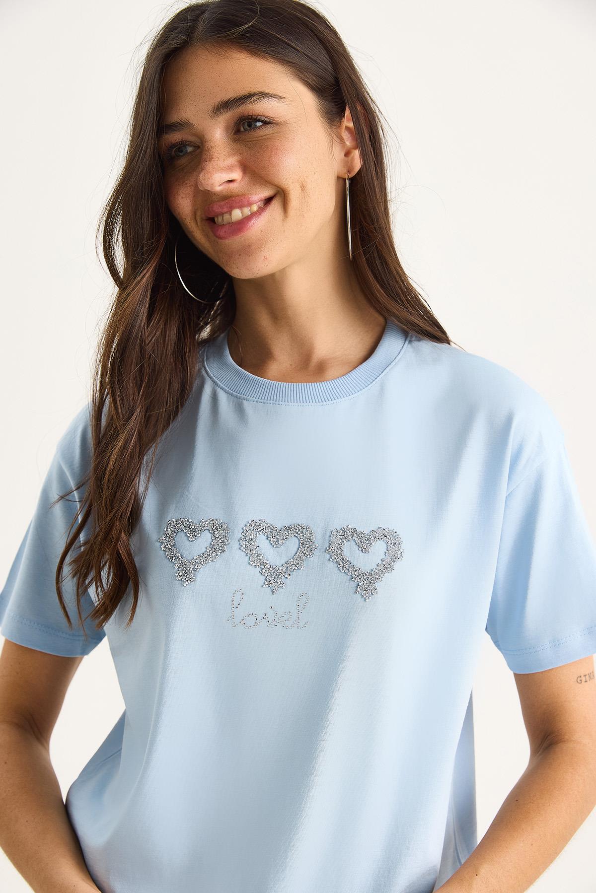 Kadın Taşlı Kalp Aksesuarlı Normal Kalıp Pamuklu T-Shirt 60602069 - Bebe Mavisi