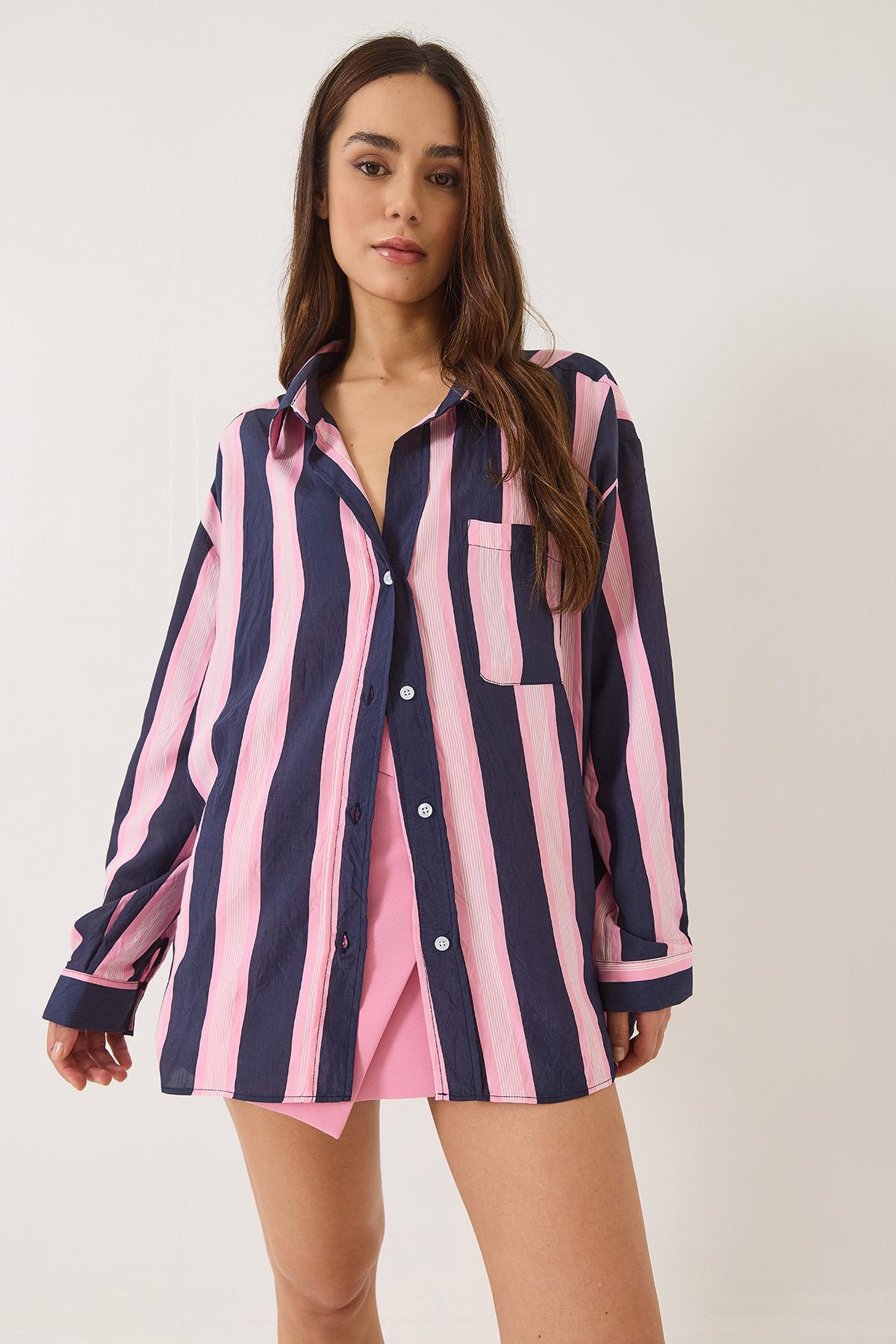 Kadın V Yaka Çizgili Cep Detaylı Oversize Gömlek 8036 60283160 - Lacivert-Pembe · 2