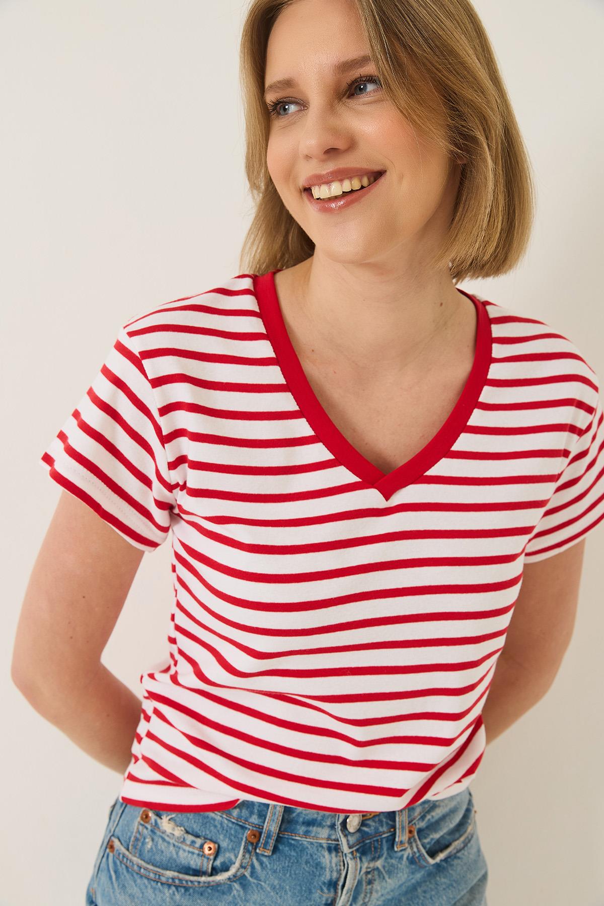 Kadın V Yaka Çizgili Rahat Kalıp Basic T-Shirt 60283205 - Kırmızı-Beyaz · 6