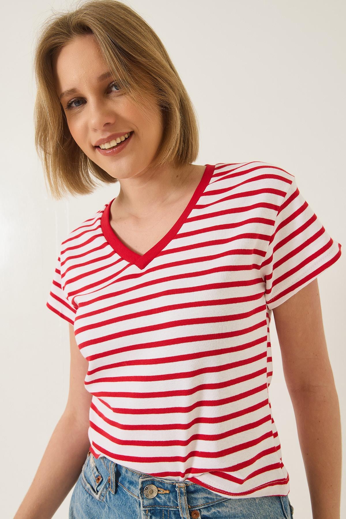 Kadın V Yaka Çizgili Rahat Kalıp Basic T-Shirt 60283205 - Kırmızı-Beyaz · 3