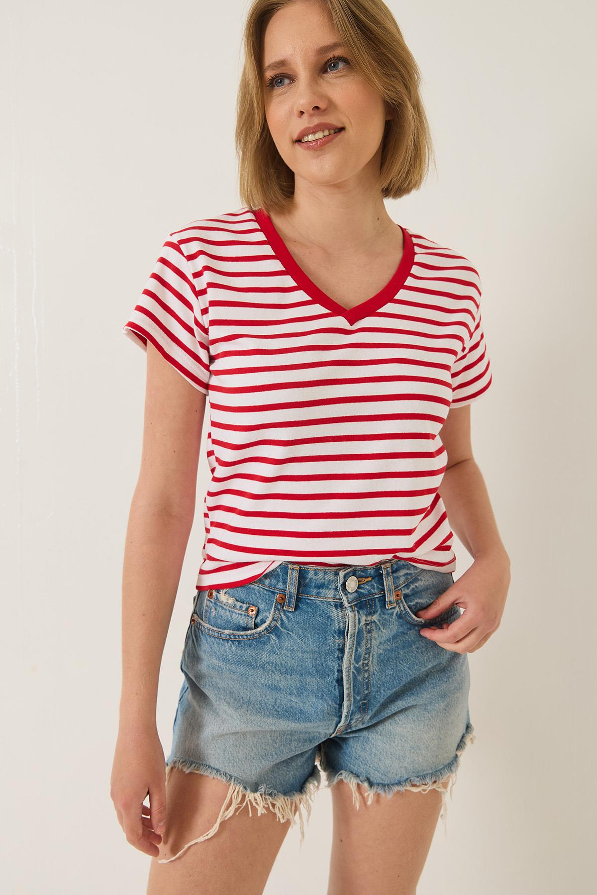 Kadın V Yaka Çizgili Rahat Kalıp Basic T-Shirt 60283205 - Kırmızı-Beyaz · 2