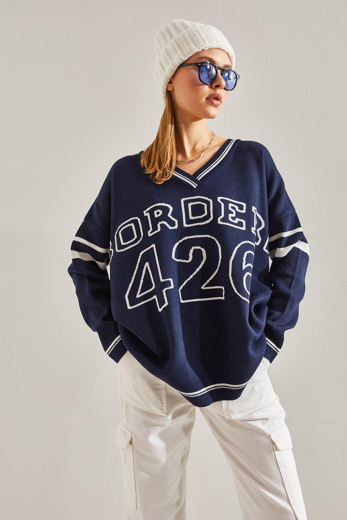 KOページ Kadın V Yaka Yazı Baskılı Oversize Triko Kazak STK265 - Lacivert