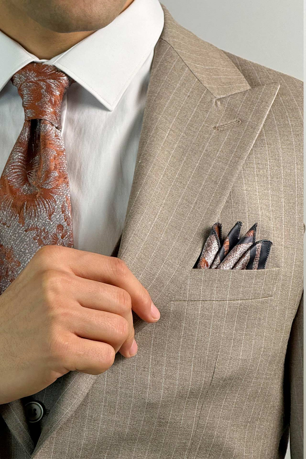 Kırlangıç Yaka Çizgili Slim Fit Yelekli Bej Takım Elbise