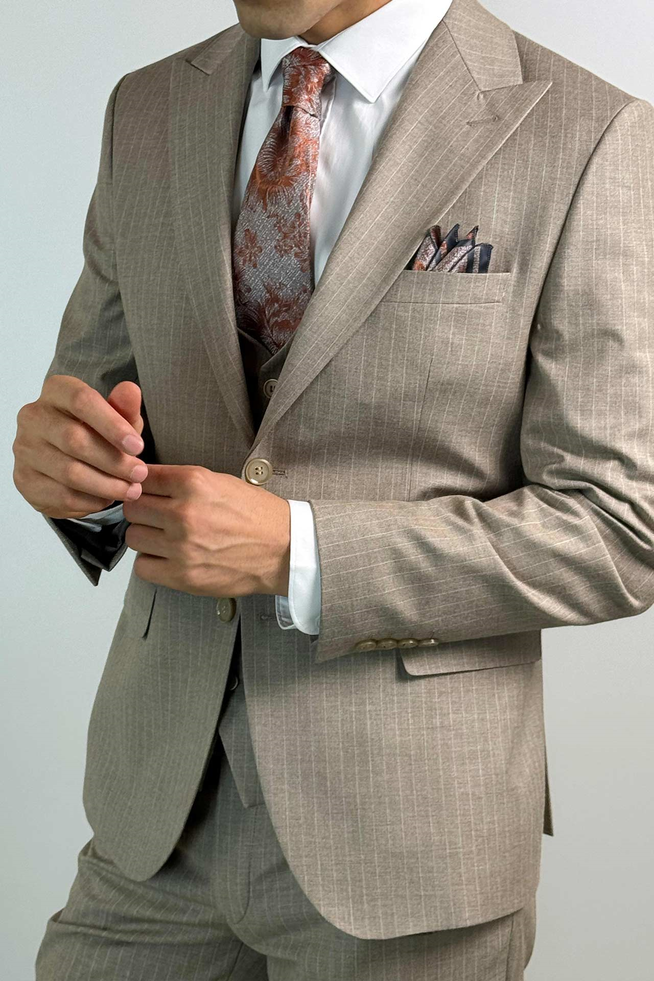Kırlangıç Yaka Çizgili Slim Fit Yelekli Bej Takım Elbise