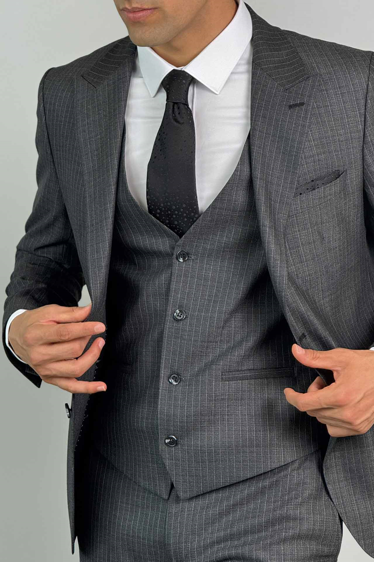 Kırlangıç Yaka Çizgili Slim Fit Yelekli Füme Takım Elbise