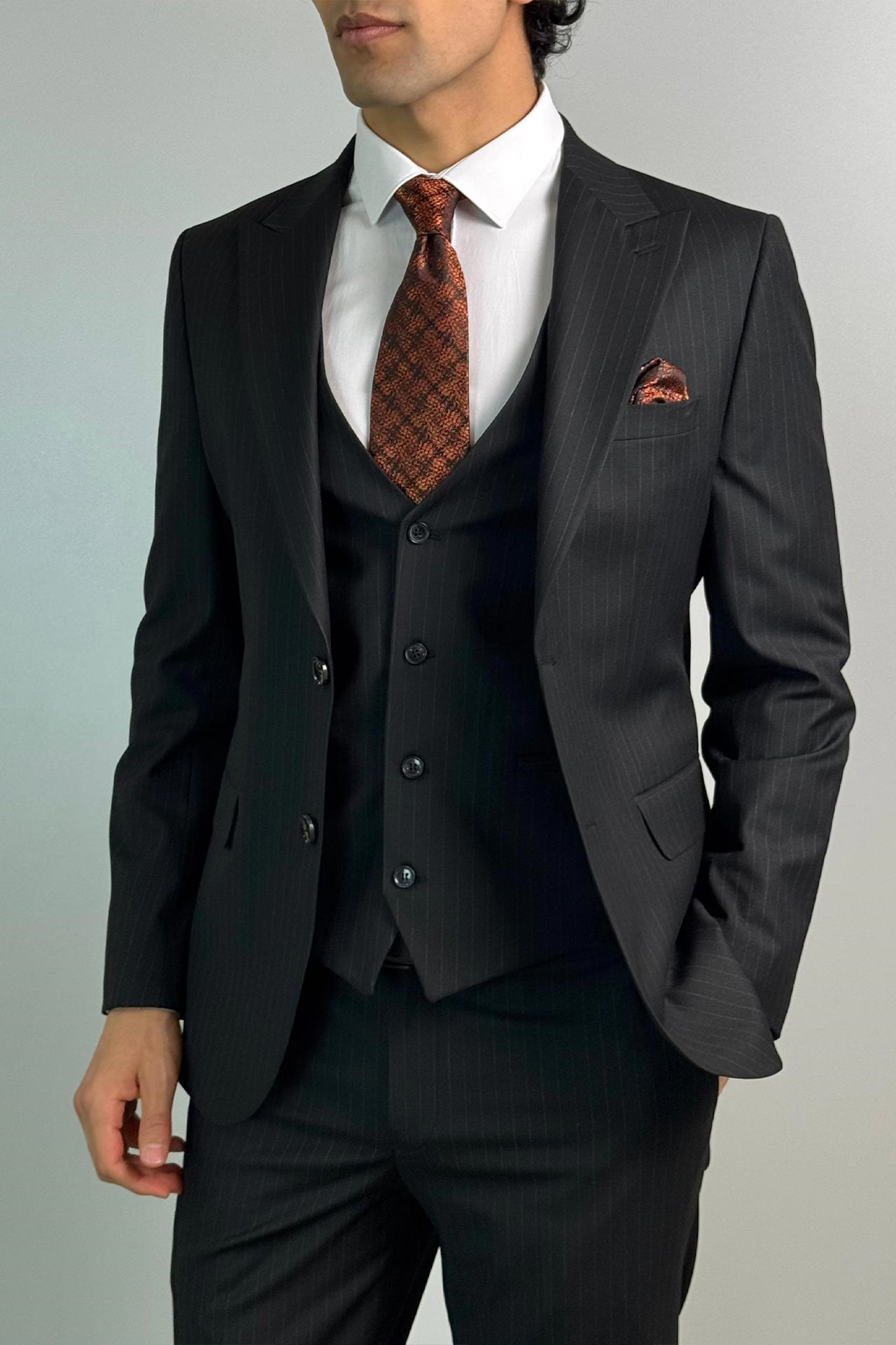 Kırlangıç Yaka Çizgili Slim Fit Yelekli Siyah Takım Elbise