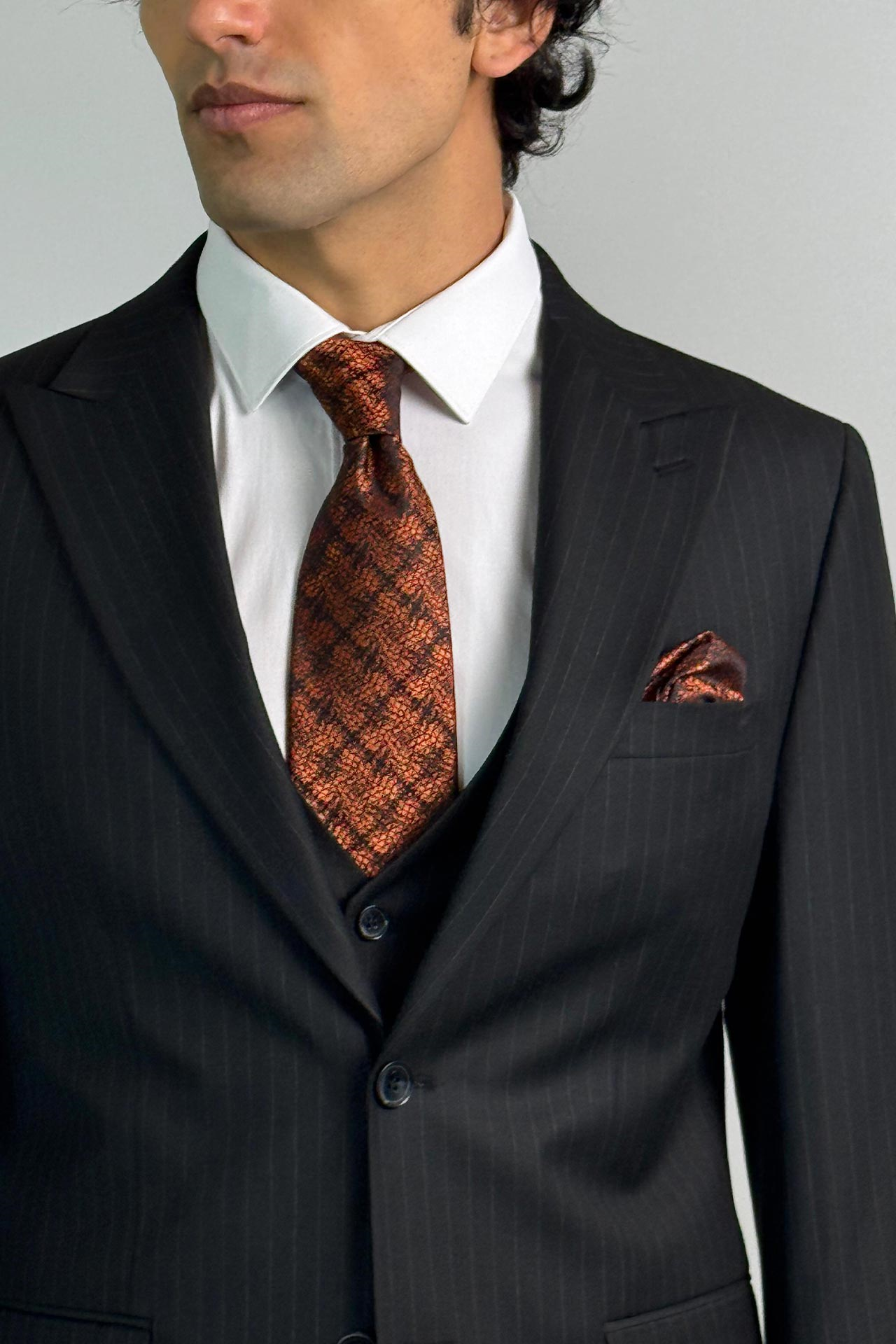 Kırlangıç Yaka Çizgili Slim Fit Yelekli Siyah Takım Elbise