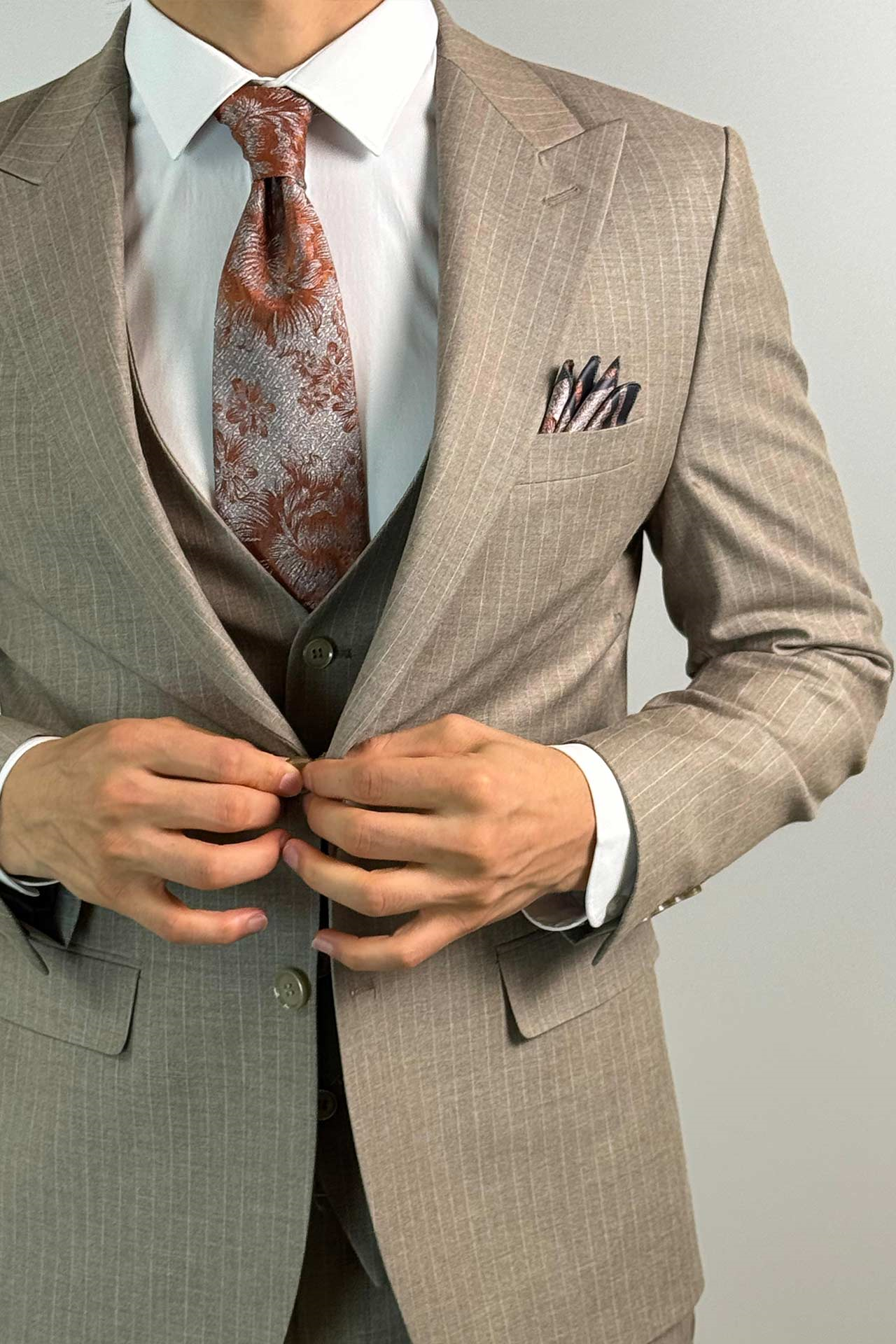 Kırlangıç Yaka Çizgili Slim Fit Yelekli Bej Takım Elbise