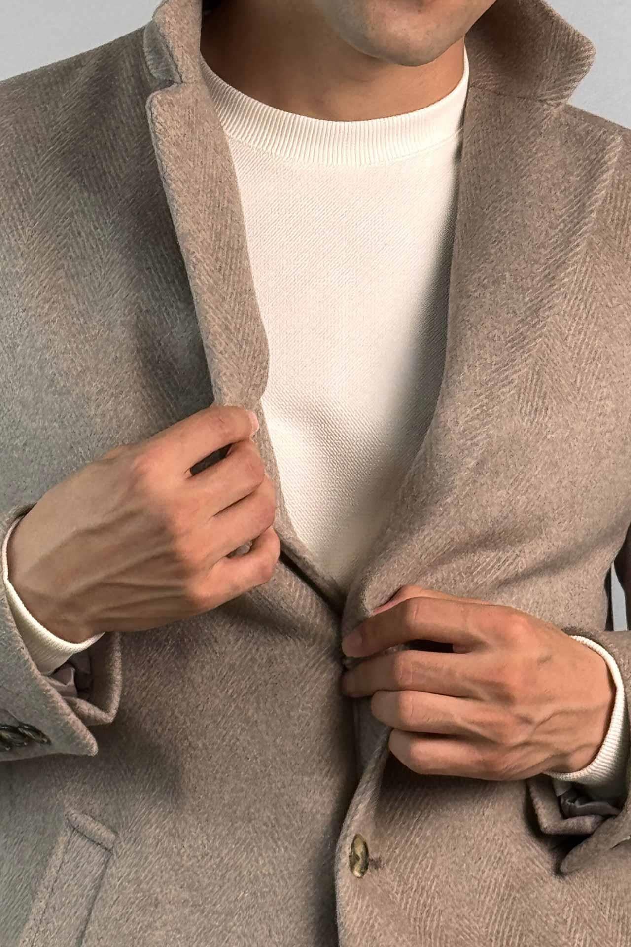 Balıksırtı Desenli Bej Renk Kısa Palto