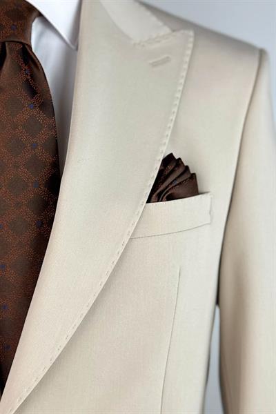 Pileli Pantolonlu Sivri Yaka Klasik Bej Takım Elbise