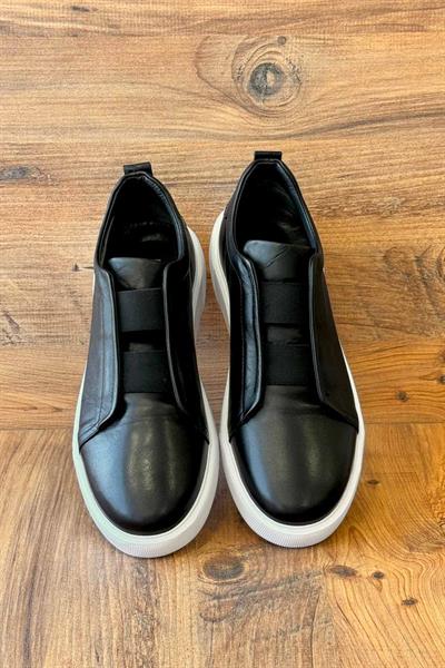 Lastik Bant Detaylı Beyaz Taban Siyah Ayakkabı