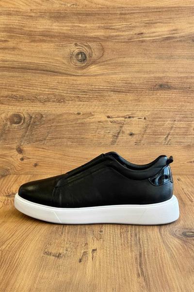 Lastik Bant Detaylı Beyaz Taban Siyah Ayakkabı