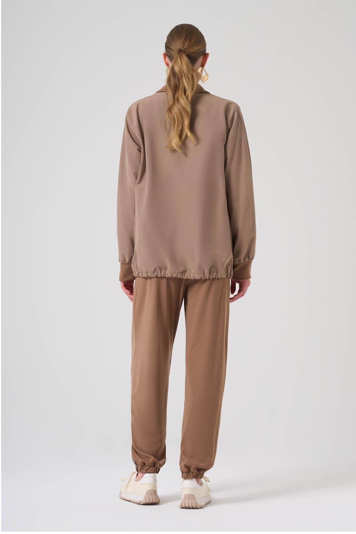 Pantalonlar kiygan keksa ayollar