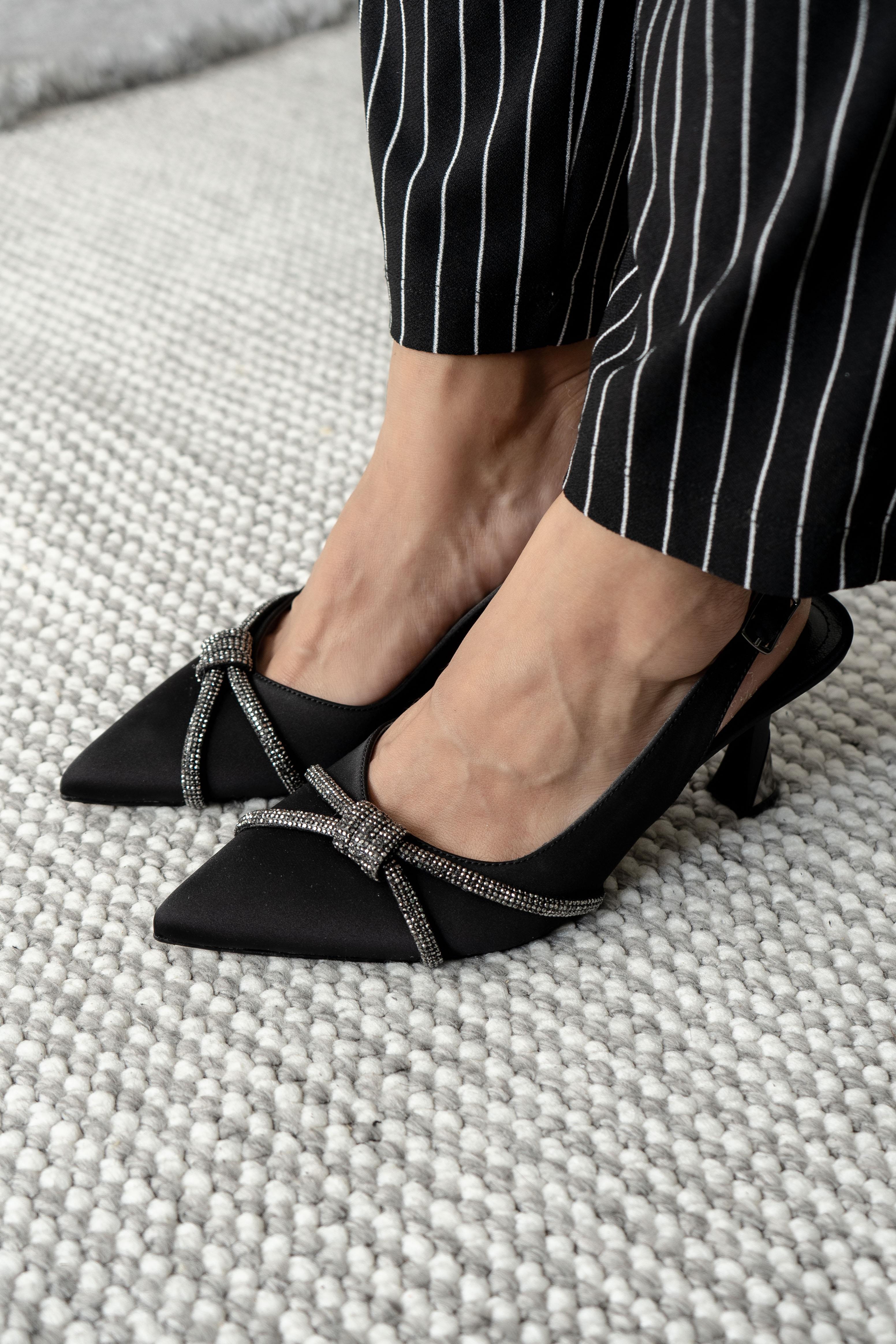 Anka Siyah Saten Gümüş Topuk Detaylı Stiletto