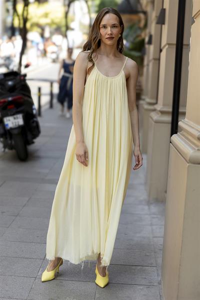 3173 ASKILI ELBİSE SARI