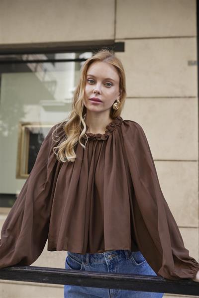 4959 YAKASI BÜZGÜLÜ BLUZ KAHVE