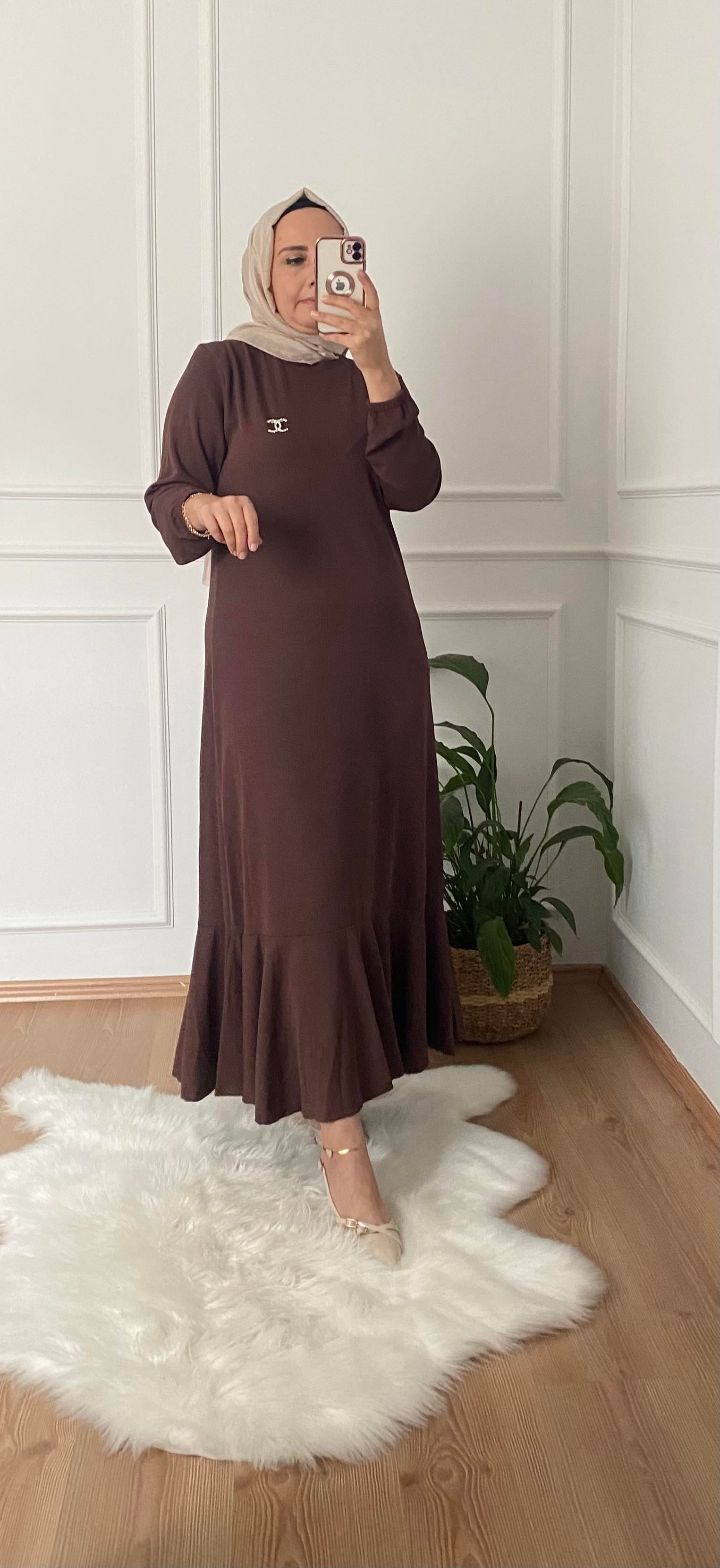 TESETTÜR VOLANLI BROŞLU ELBİSE  KAHVERENGİ