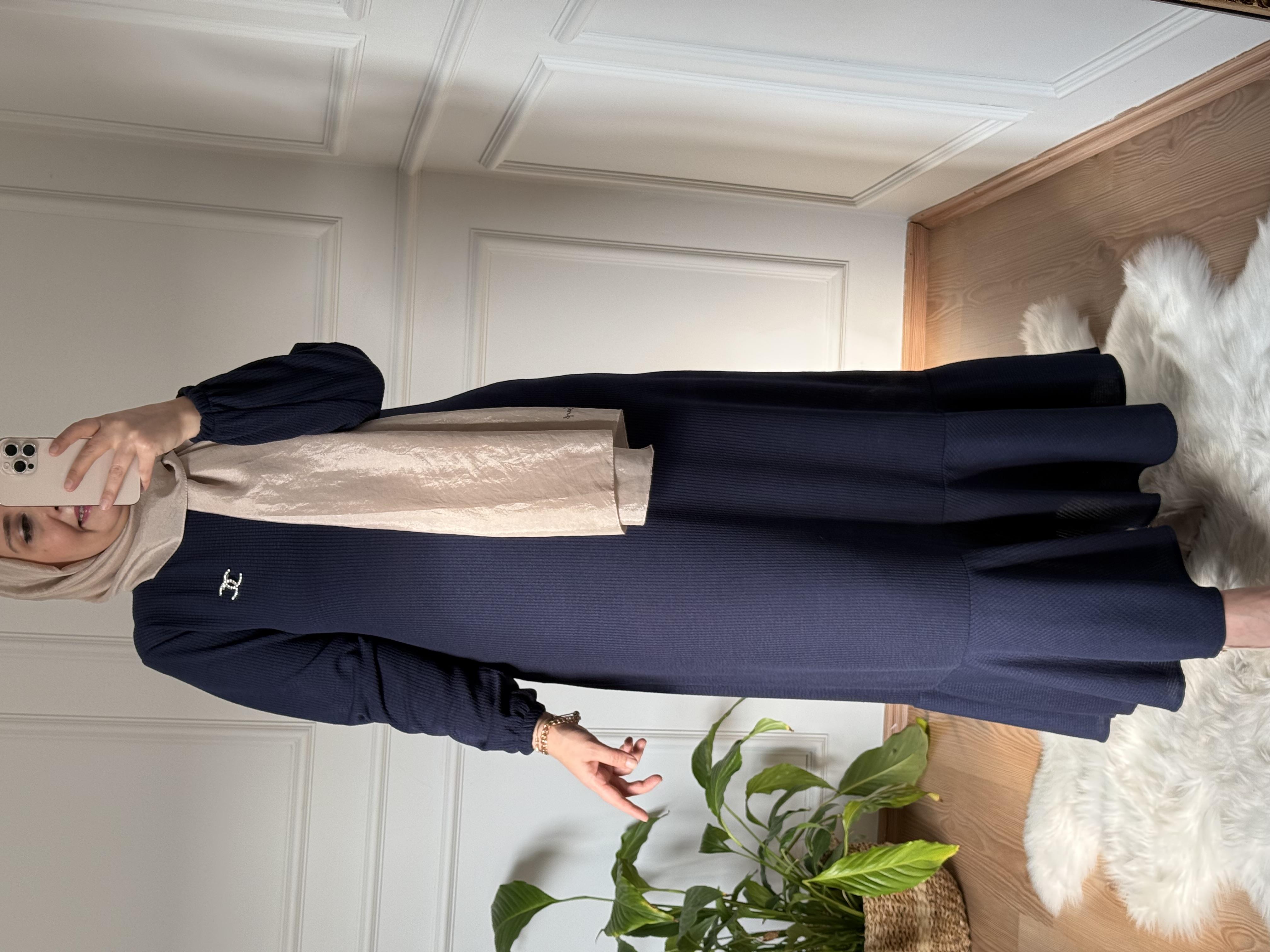 TESETTÜR VOLANLI BROŞLU ELBİSE KOYU LACİVERT