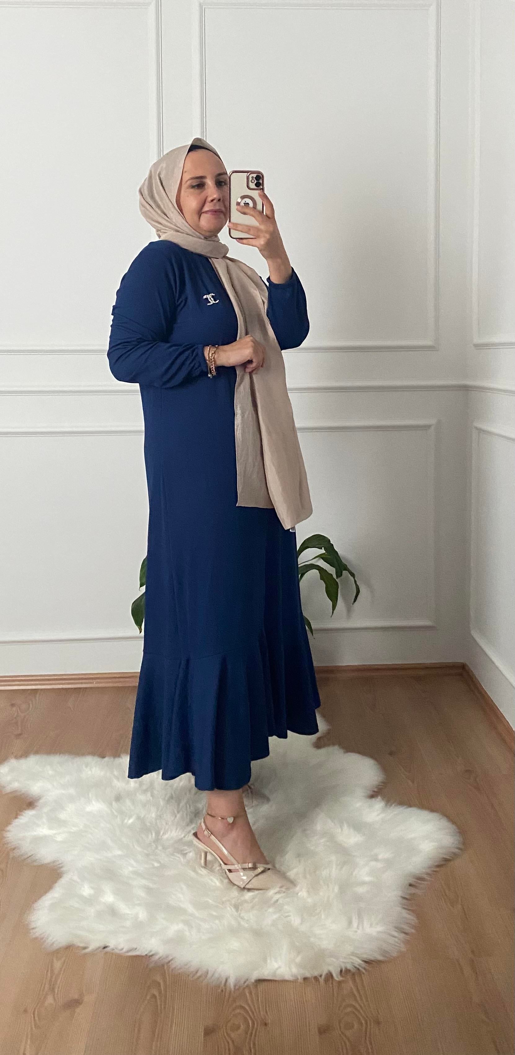 TESETTÜR VOLANLI BROŞLU ELBİSE LACİVERT