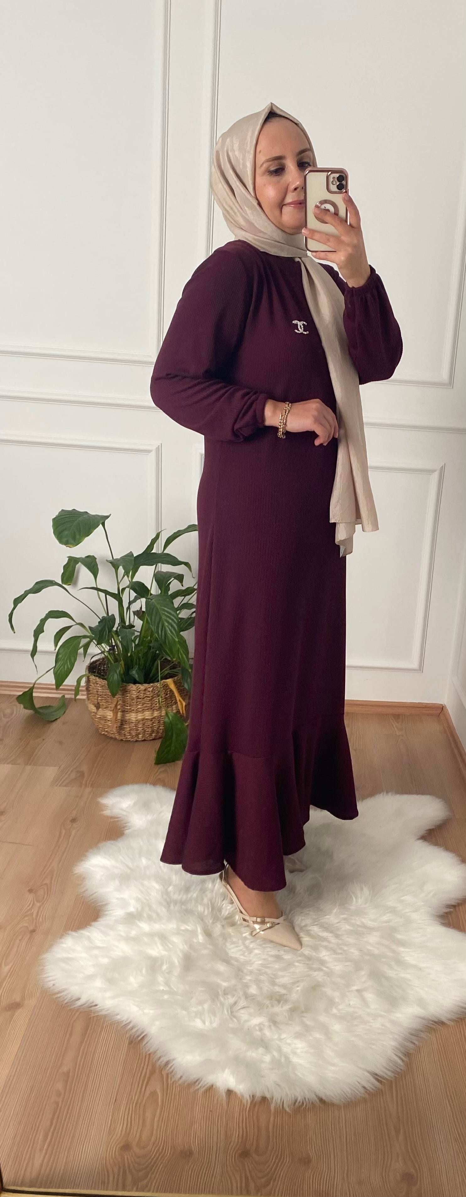 TESETTÜR VOLANLI BROŞLU ELBİSE MÜRDÜM