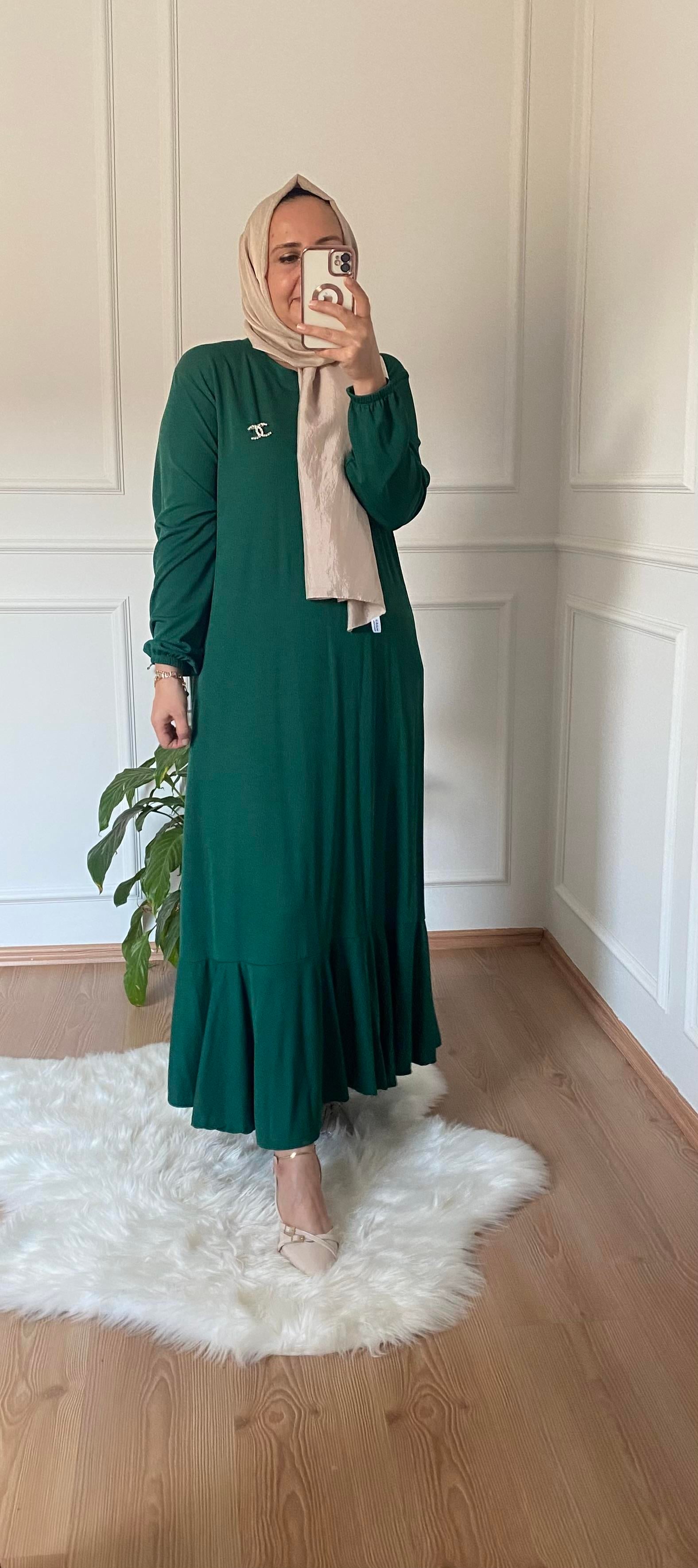 TESETTÜR VOLANLI BROŞLU ELBİSE YEŞİL