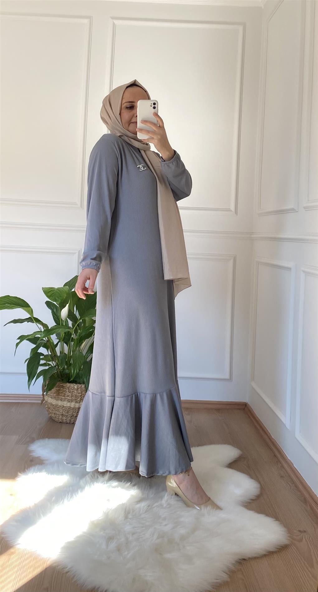 BROŞLU VOLANLI ELBİSE GRİ