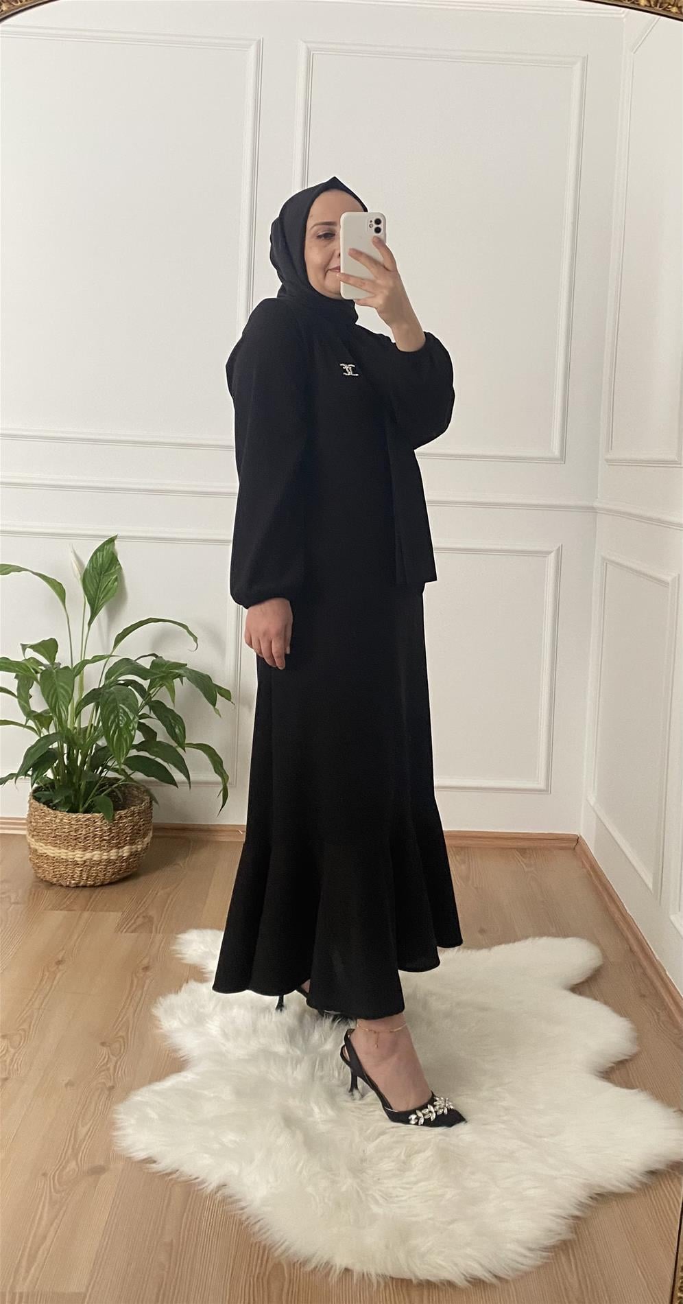 BROŞLU VOLANLI ELBİSE SİYAH