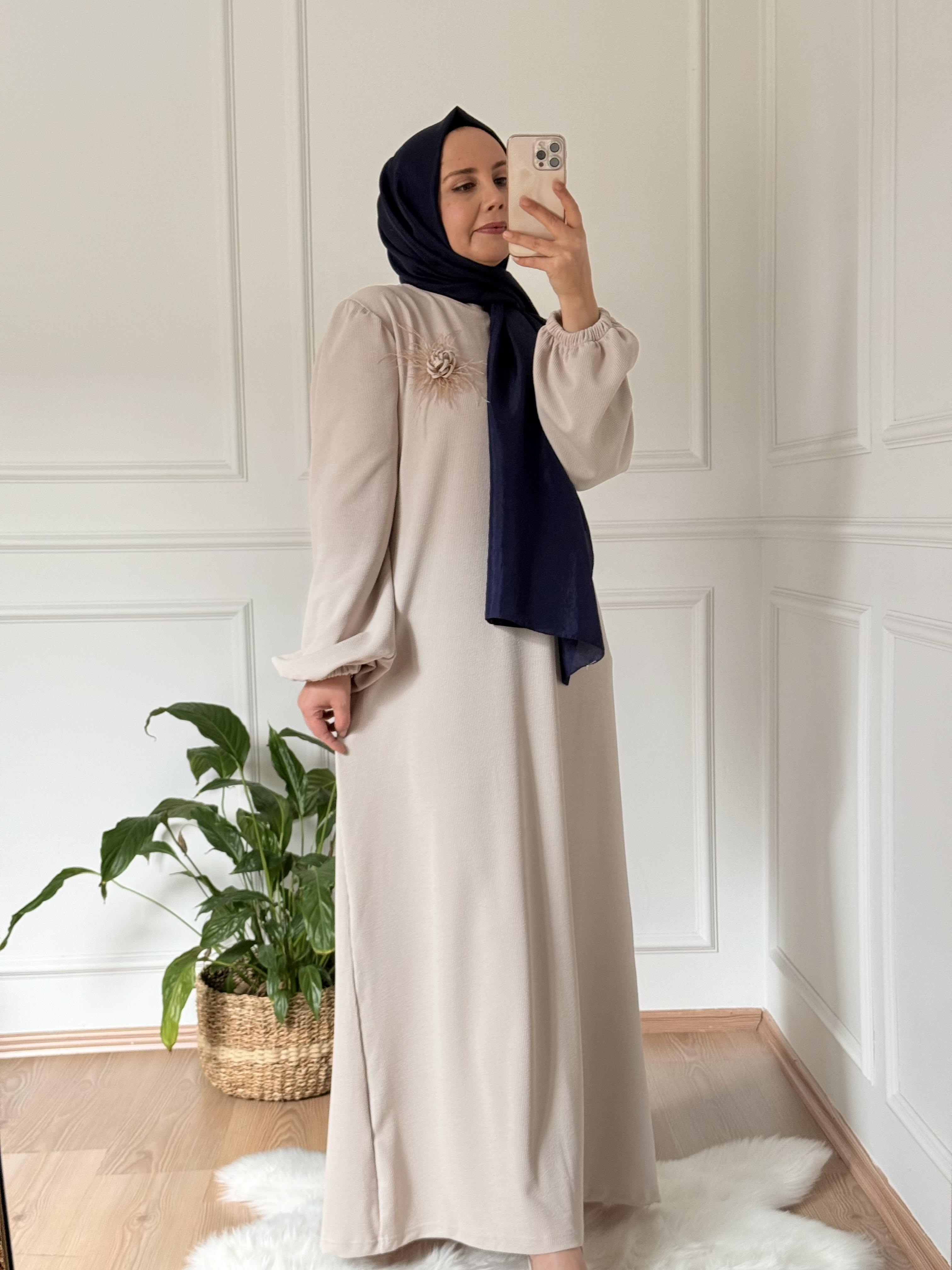 TESETTÜR FİTİLLİ BURGU KUMAŞ BROŞLU KREM