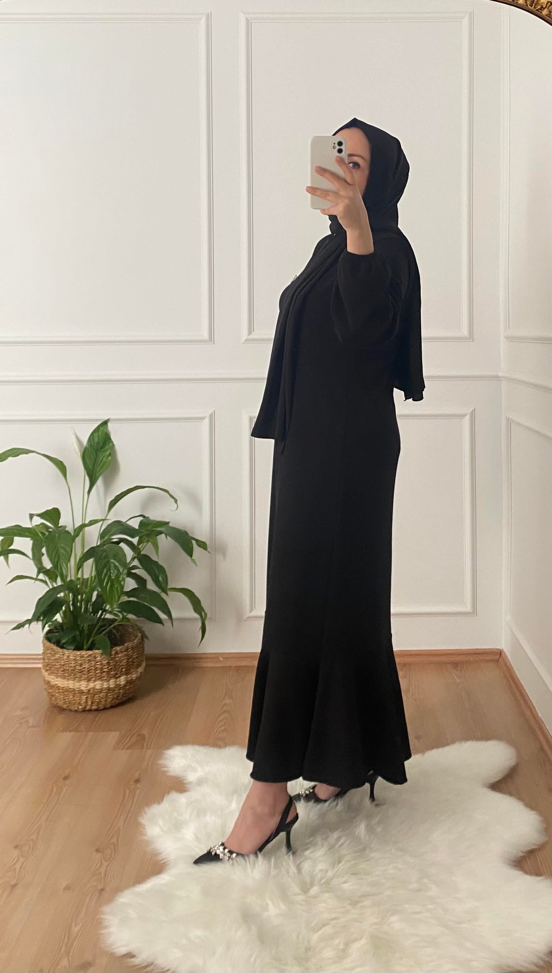 TESETTÜR VOLANLI BROŞLU ELBİSE SİYAH