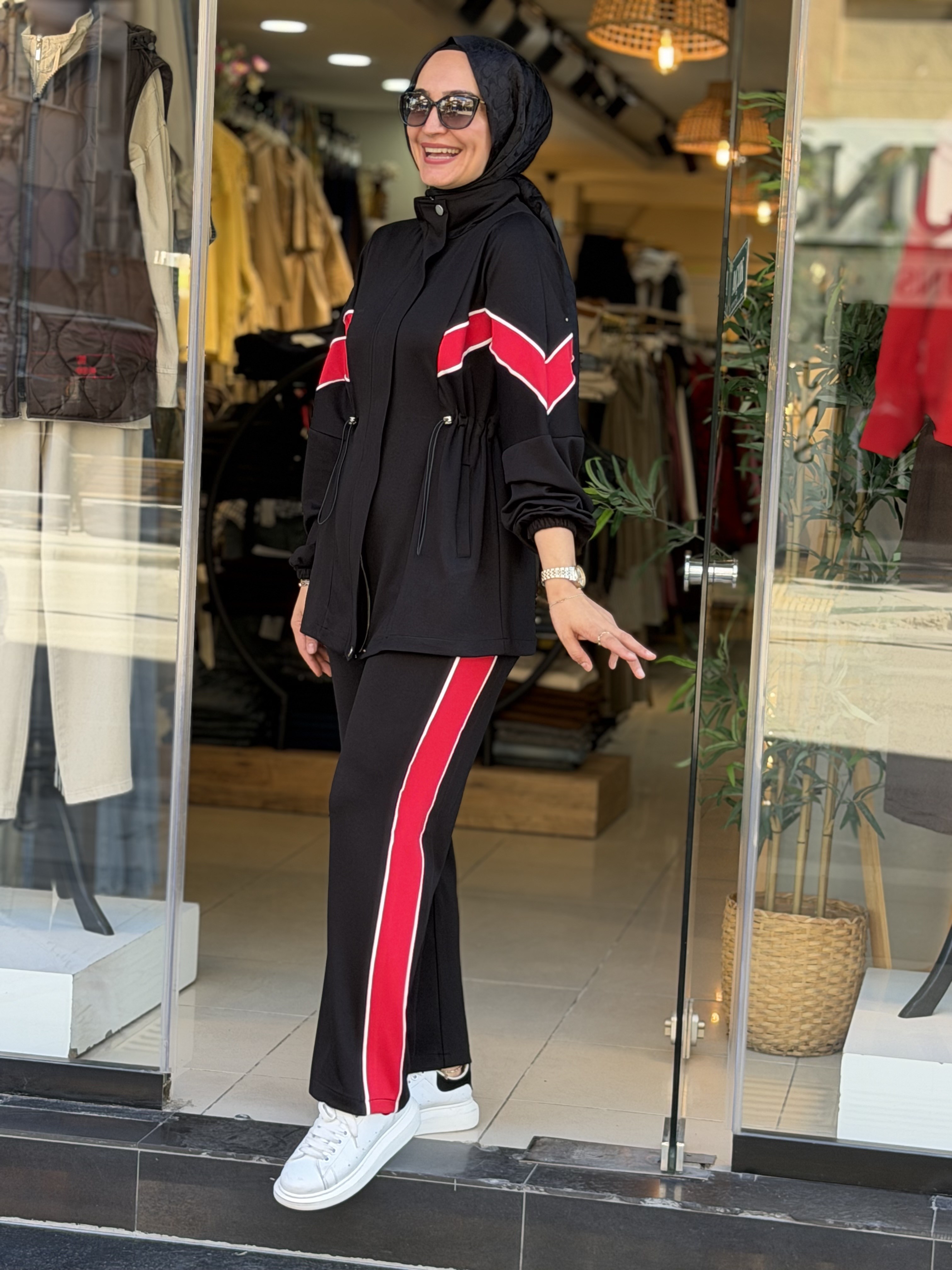 22932 SPOR TAKIM SİYAH KIRMIZI