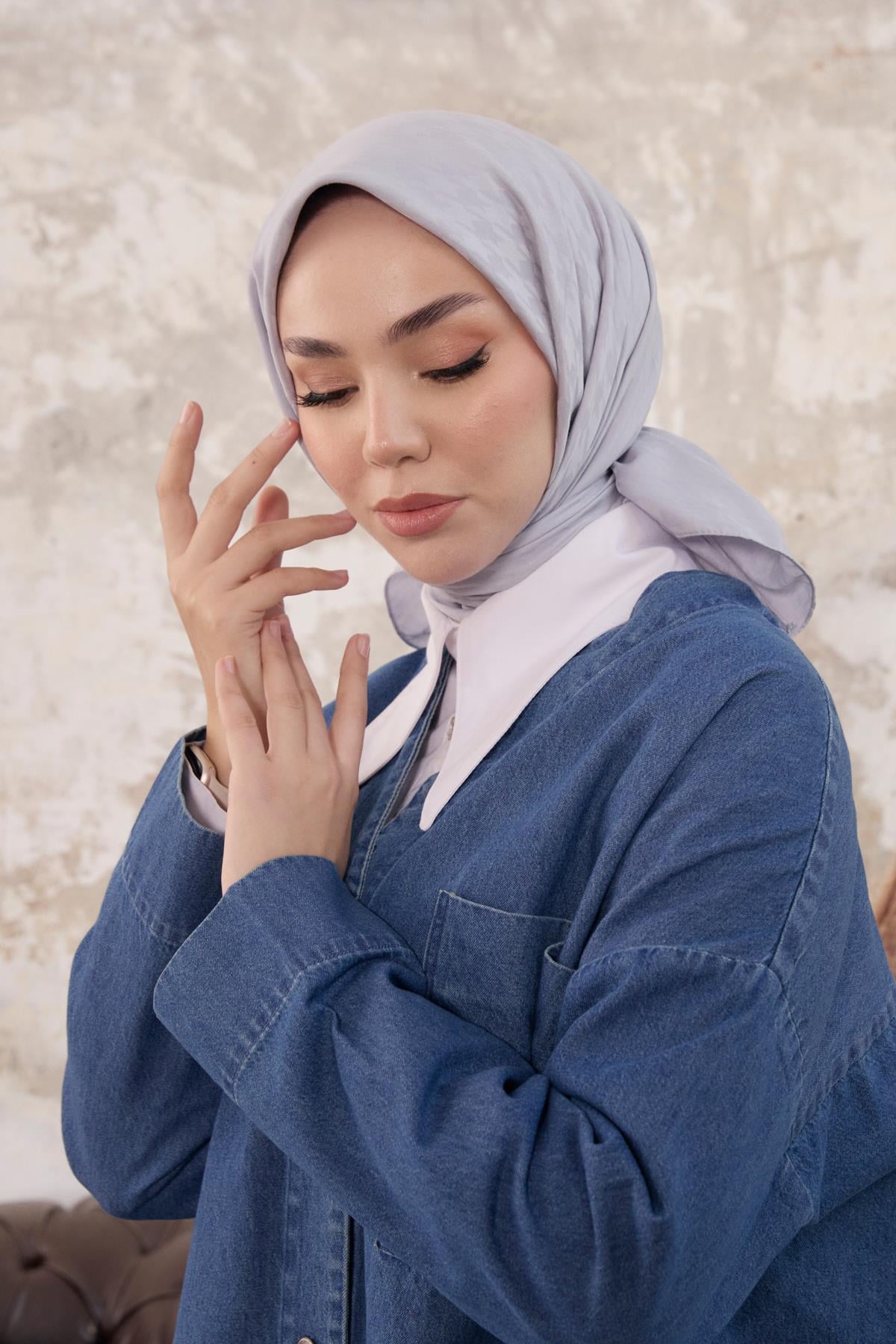 Kazayağı Desen Jakar Eşarp Gümüş Gri