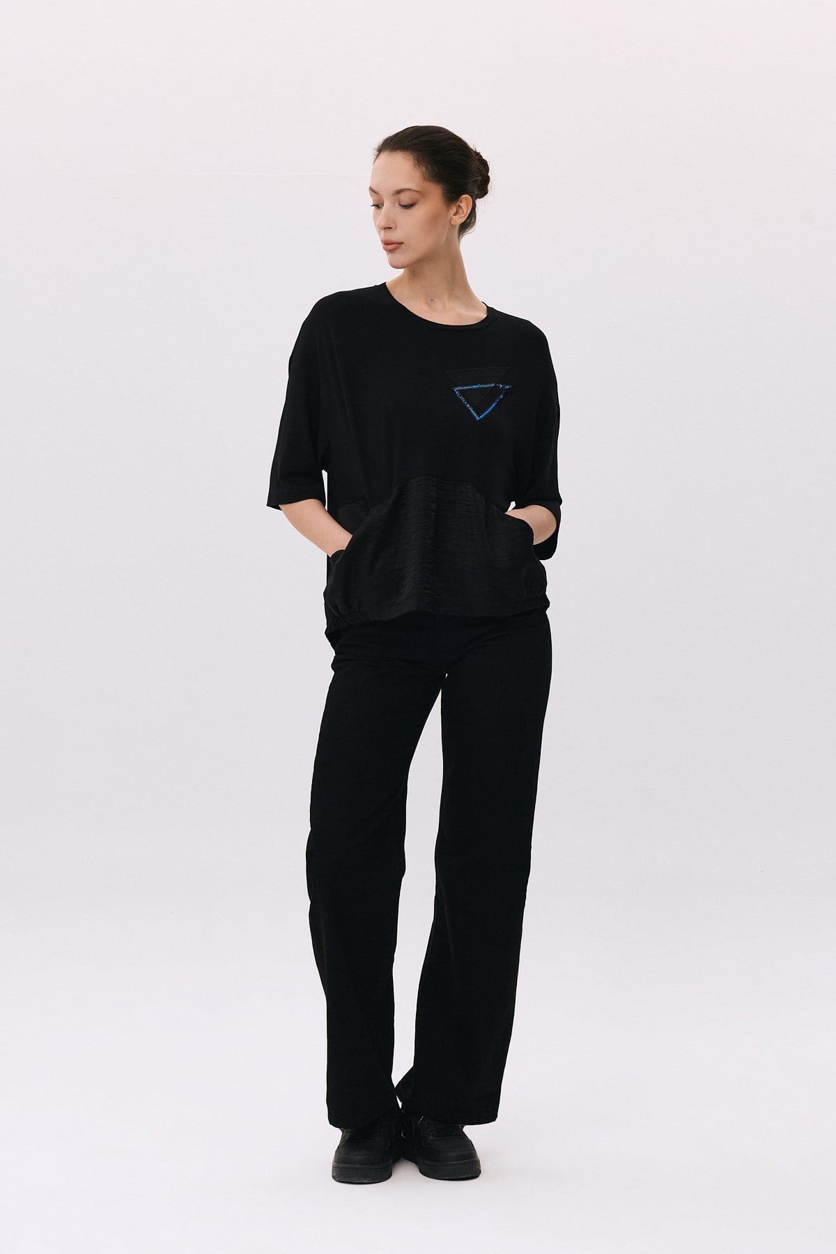 Önden Cepli Arkası Yırtmaçlı Üçgen Nakışlı T-Shirt